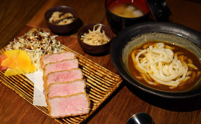 「咖喱炸豬排」酥炸後仍保有粉嫩肉質，定食可挑選烏龍麵或白飯搭配。（380元，圖／魏妤靜攝）