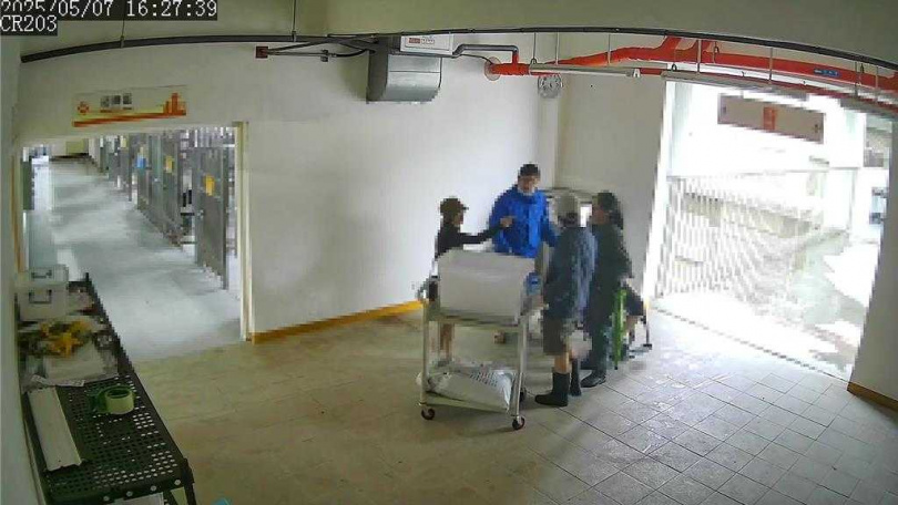 今年5月7日下午，有動保人士質疑流浪動物受到不當飼養，於是在寵物銀行現場與管理人員發生口角衝突。（圖／翻攝畫面）