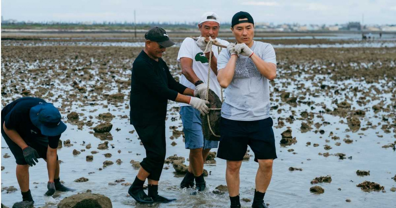 李銘忠（右1）與李銘順（右2）體驗維護石滬。（圖／公視提供）