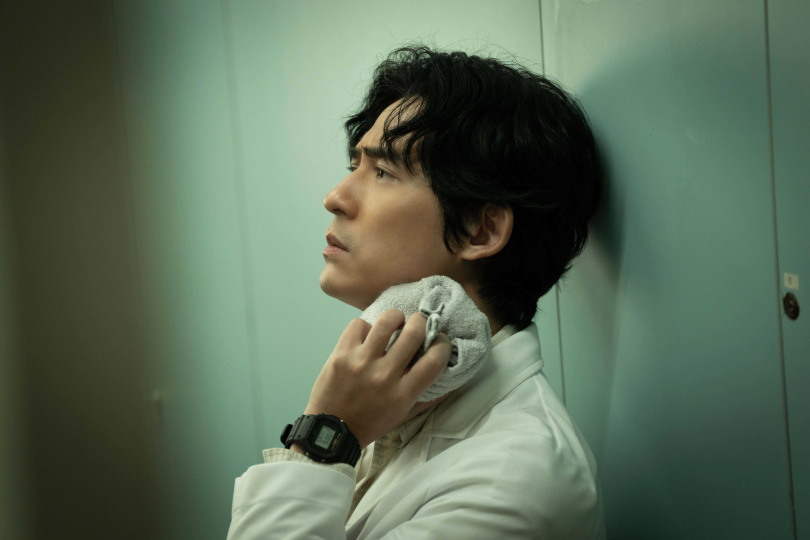 周渝民飾演的馬亦森第一個病人就遇到籤王柳少爺。（圖／ CATCHPLAY+、公視、大慕可可）