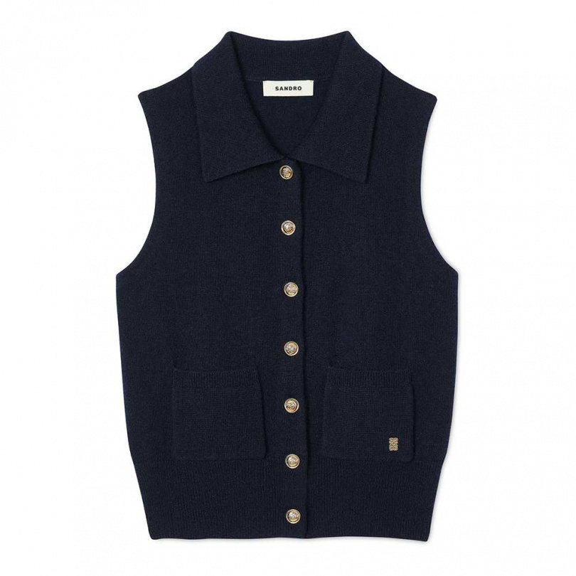深藍羊絨金釦無袖背心／8,190元（圖／品牌提供）