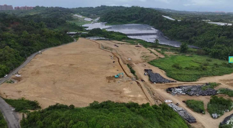 高雄市大樹區和山里51公頃山坡地遭業者違法大規模開發為太陽能光電場，整片山林砍伐、地貌劇變（圖／翻攝自柯志恩臉書）