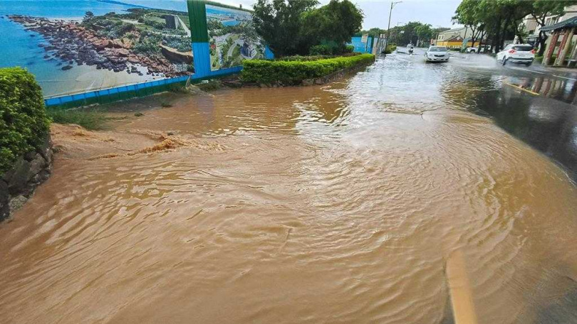 民眾質疑，伯玉路1段周邊在做工程，很可能是因為連日大雨把工地泥沙都沖下來塞住了排水溝，才會積水那麼嚴重。（圖／民眾提供）