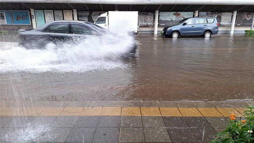 民眾質疑，伯玉路1段周邊在做工程，很可能是因為連日大雨把工地泥沙都沖下來塞住了排水溝，才會積水那麼嚴重。（圖／民眾提供）