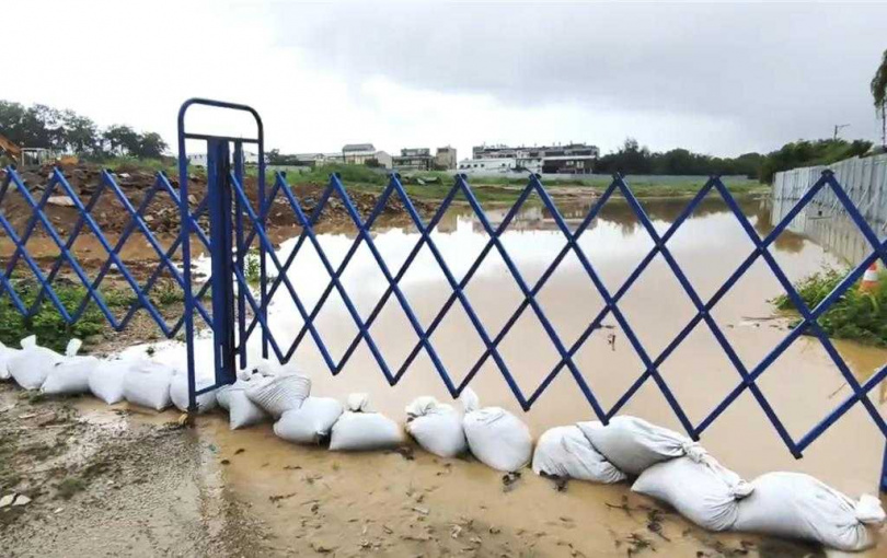 民眾質疑，伯玉路1段周邊在做工程，很可能是因為連日大雨把工地泥沙都沖下來塞住了排水溝，才會積水那麼嚴重。（圖／民眾提供）