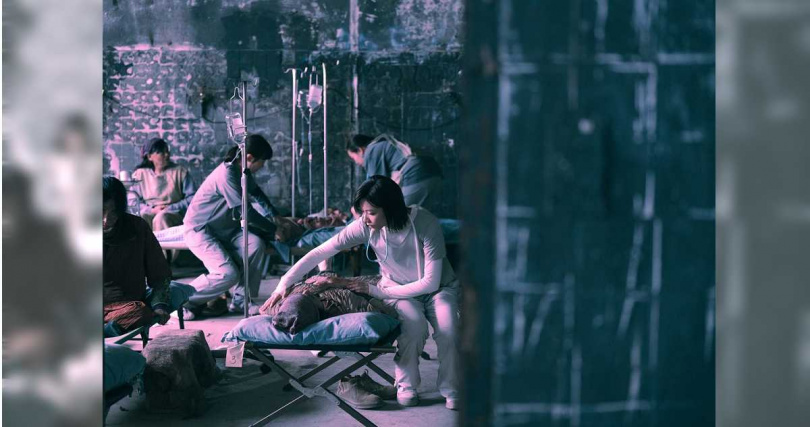 袁澧林（前）在《他年她日》中飾演無國界醫生。（圖／甲上娛樂提供）