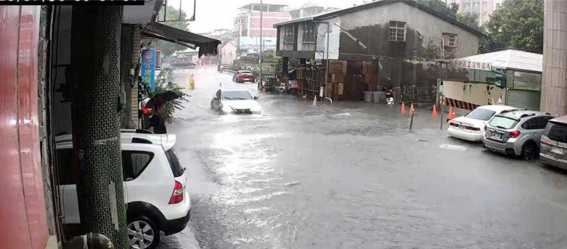 中央氣象署對南投市低窪地區發布一級淹水警戒，南投市公所附近玉井街至南陽路一段淹水。（民眾提供／楊靜茹南投傳真）