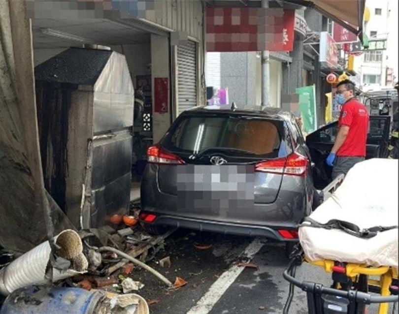 自小客車不明原因衝撞小吃店，駕駛被發現癱在駕駛座上無意識。（圖／讀者提供）