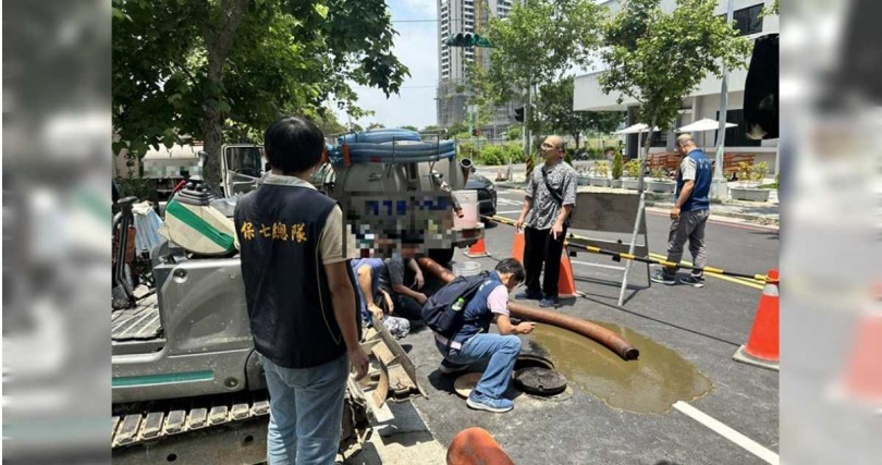 今年5月,蘇姓主嫌在北屯區一處污水下水道人孔蓋傾瀉排放大量污水,被專案人員當場人贓俱獲。(圖/翻攝畫面)