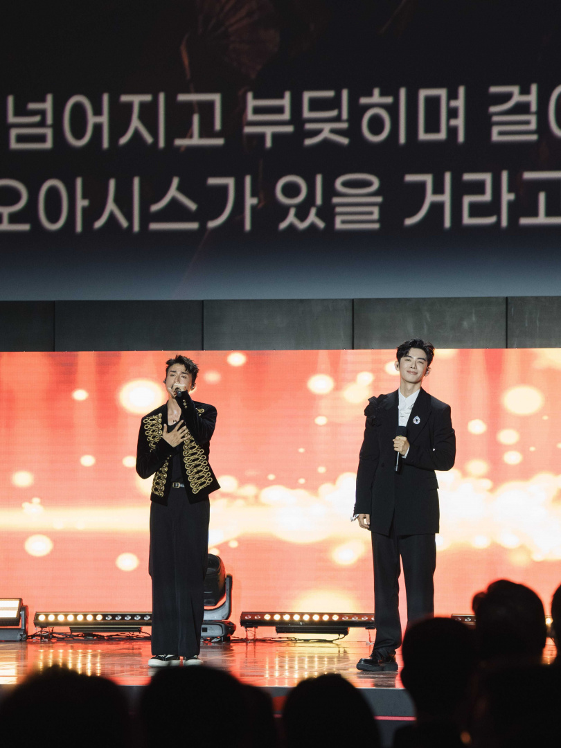 蕭子墨（右）攜手 Anson Kong 江𤒹生（左）獻唱新歌〈開始的地方〉。（圖／三和娛樂）