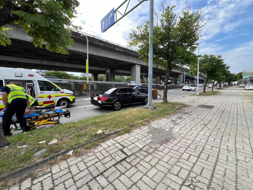 台中南屯區環中路上午傳出自小客撞行人後再輾過倒地行人車禍事故。（圖／民眾提供）