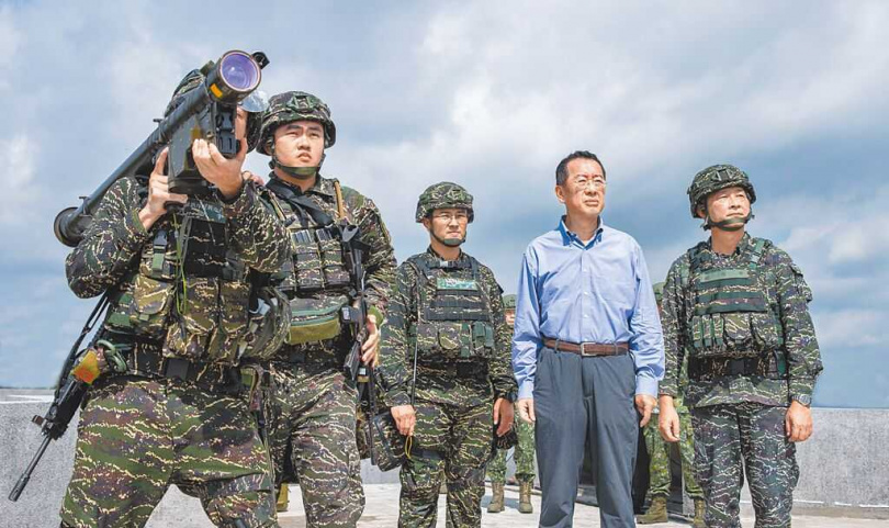 國防部長顧立雄(右二)視導陸戰隊演練,最左邊的陸戰隊官兵使用人攜式刺針飛彈演練,這也是台美軍援運交的人攜式刺針飛彈首度公開亮相。(圖/軍聞社)