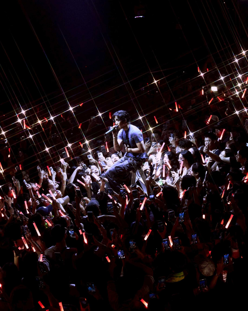 婁峻碩唱到一半衝下台嗨翻粉絲。（圖／伊弗龐金有限公司提供）