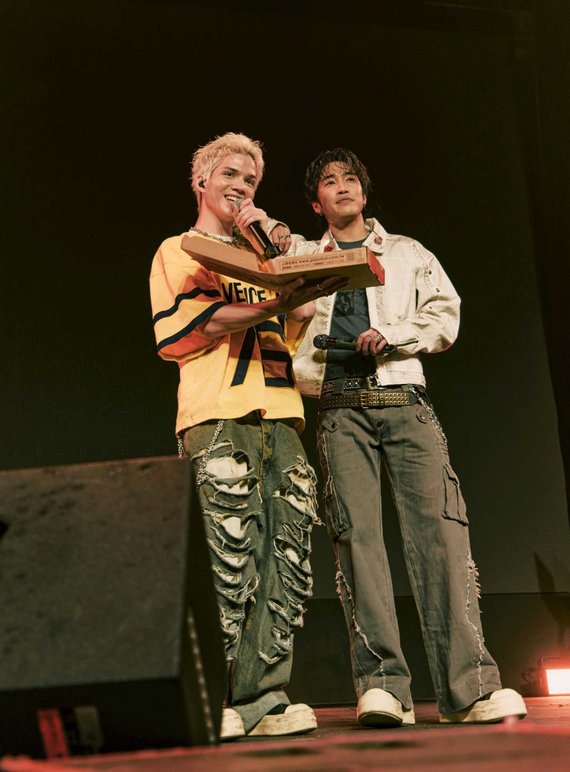 派偉俊送上Pizza給婁峻碩驚喜。（圖／伊弗龐金有限公司提供）