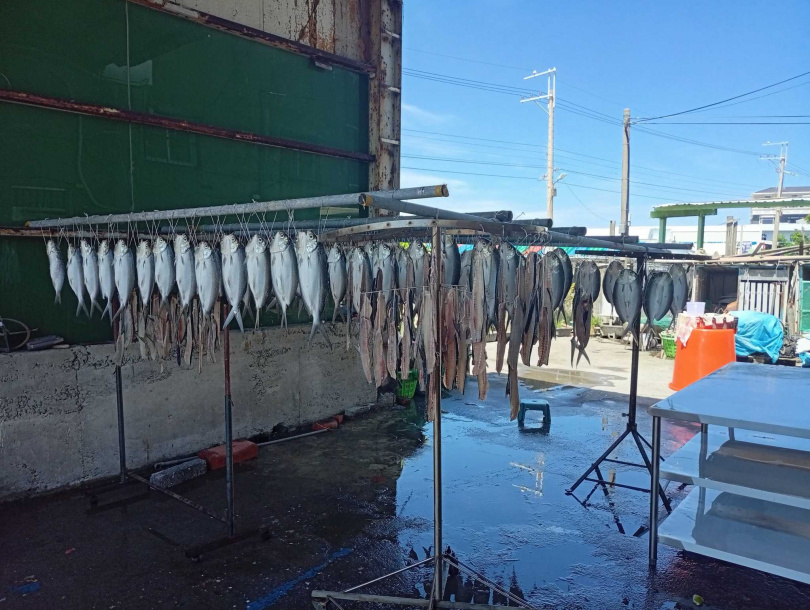 福寶村的虱目魚很新鮮，眼睛特別亮，在黑夜中特別明顯，才讓村民誤以為貓頭鷹整齊排列。（圖／翻攝自臉書，黃耀輝）