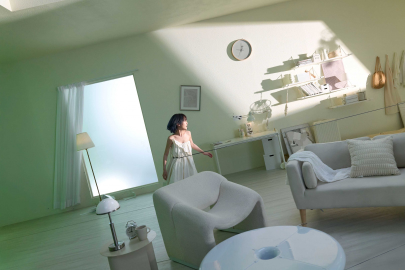 楊丞琳在MV中親自吊鋼絲。(圖/索尼音樂提供)