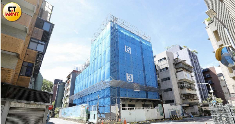 除了內湖石潭案外，美邦開發還有永康街住宅案也同樣積欠工程款，承包商表示，沒有把積欠款項付清前不會復工。（圖／方萬民攝）