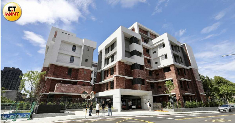 美邦開發位於內湖的石潭段住宅工程，之前已經與前一手營造商有過工程糾紛，2023年才換了新的承攬商，完工前夕又再傳爭議。（圖／方萬民攝）