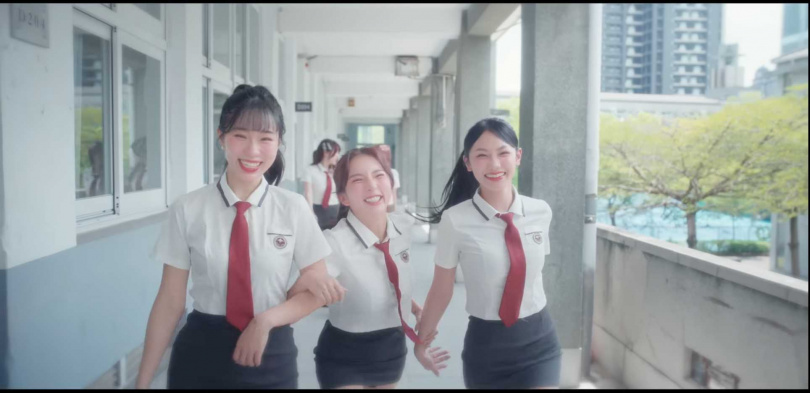 9月樂天女孩推出2025年度單曲〈夢想特急件〉，MV中再度見到Dora（中）的身影。（圖／翻攝自Rakuten GirlsYT）
