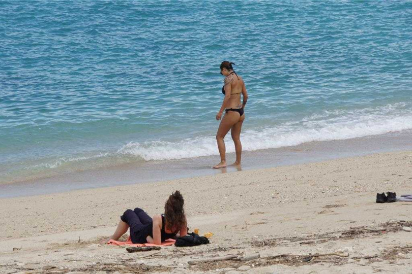 鵬管處提醒遊客,到小琉球戲水要注意自身安全。(圖/中國時報羅琦文攝)