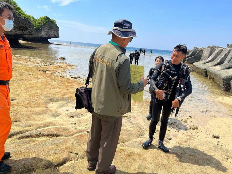 鵬管處隨機稽查6家小琉球業者。(圖/鵬管處提供)