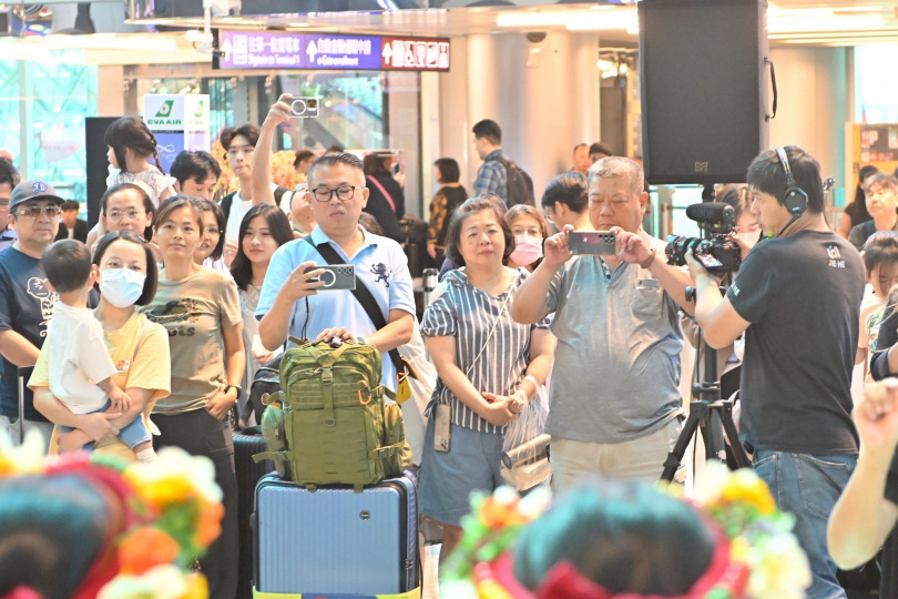 旅客表示能在桃園機場看到快閃演出，感謝機場公司安排藝文活動，為旅程留下溫暖回憶。（圖片提供／桃園機場）