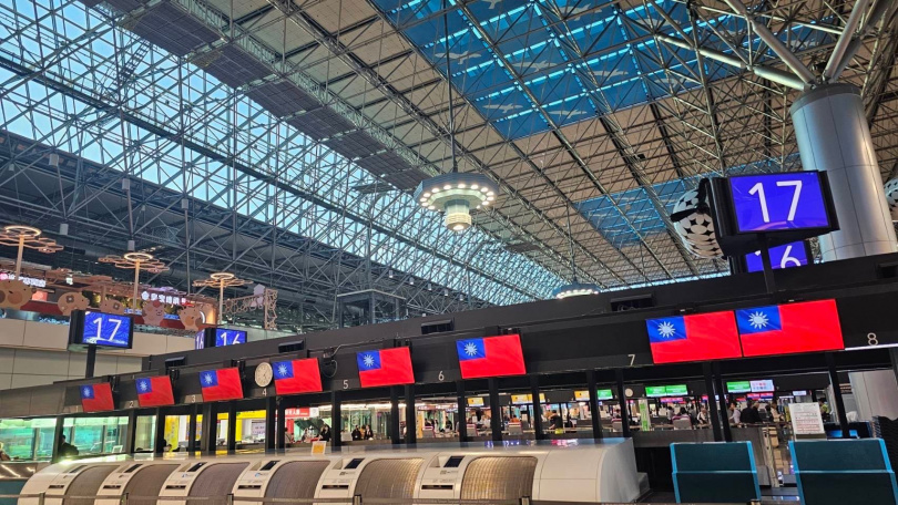 機場公司於國慶日當天，於出境大廳、行李提取大廳等處電子看板佈置飄揚國旗，與國家一同慶生。（圖片提供／桃園機場）