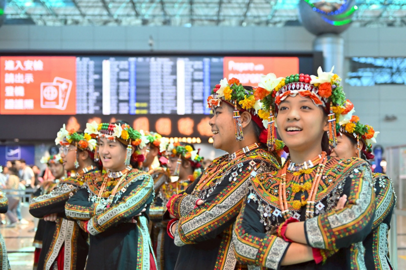 希望合唱團自2012年成立以來，持續以排灣族傳統古調結合現代合唱技巧進行創作與表演，以歌聲傳遞祝福與喜悅。（圖片提供／桃園機場）