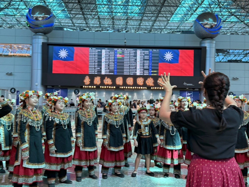 機場公司特別邀請來自屏東三地門與瑪家鄉、享譽國際的 Puzangalan 希望兒童合唱團與國家一同慶生。（圖片提供／桃園機場）