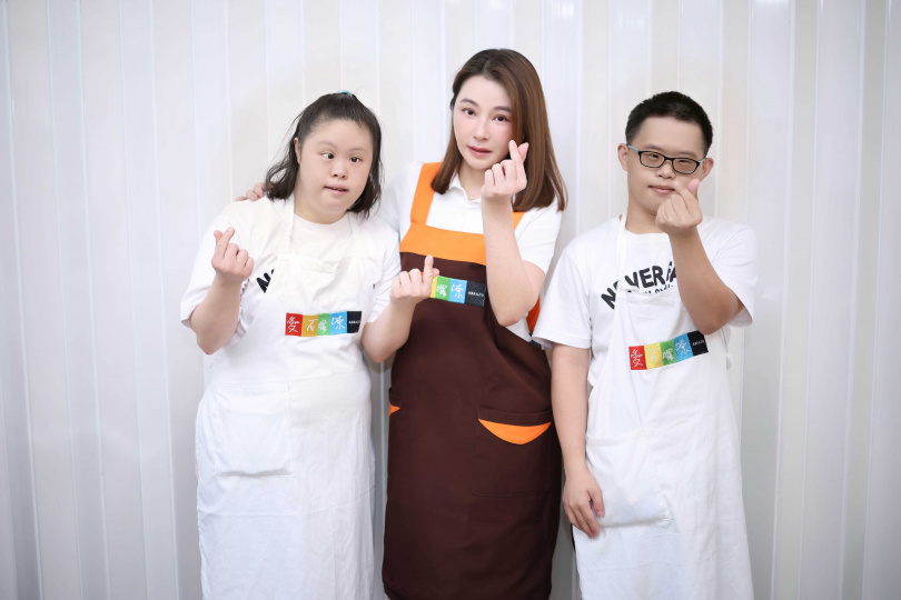 陳怡蓉與唐寶寶一起做公益。（圖／聖緹雅醫療集團提供）