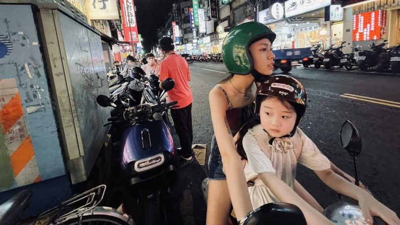 馬士媛與葉子綺在《左撇子女孩》中飾演一對感情很緊密的姊妹。(圖/光年映畫提供)