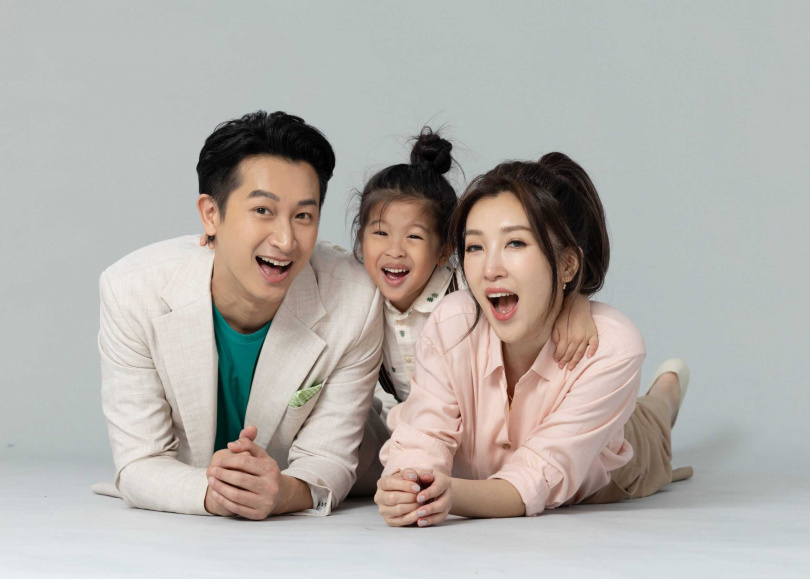 Darren家庭十分幸福,與老婆兒子一起拍廣告。(圖/老行家8益菌提供)