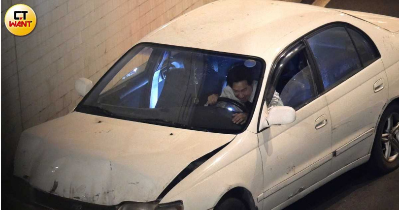 Darren趴在方向盤上,露出兇狠眼神及邪惡笑容。(圖/本刊攝影組)