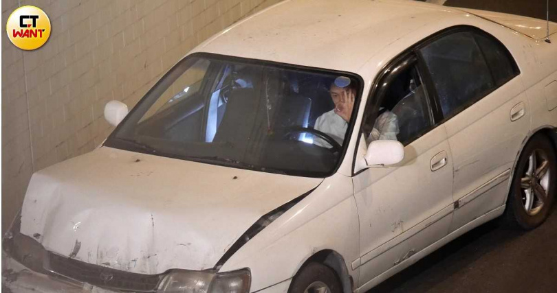 Darren又回到車上,還跟工作人員比出OK的手勢。(圖/本刊攝影組)