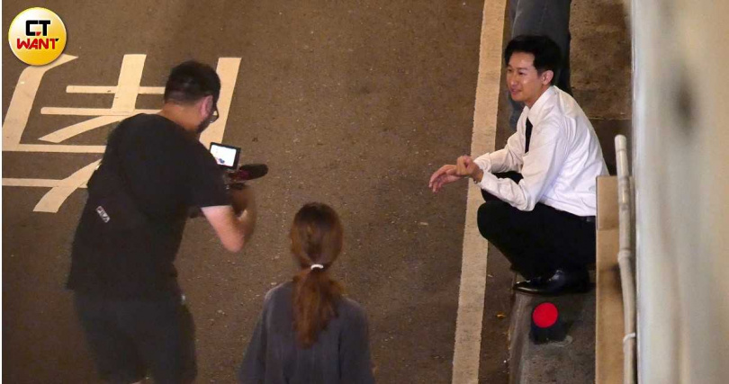 下車後工作人員在一旁幫Darren側拍。(圖/本刊攝影組)