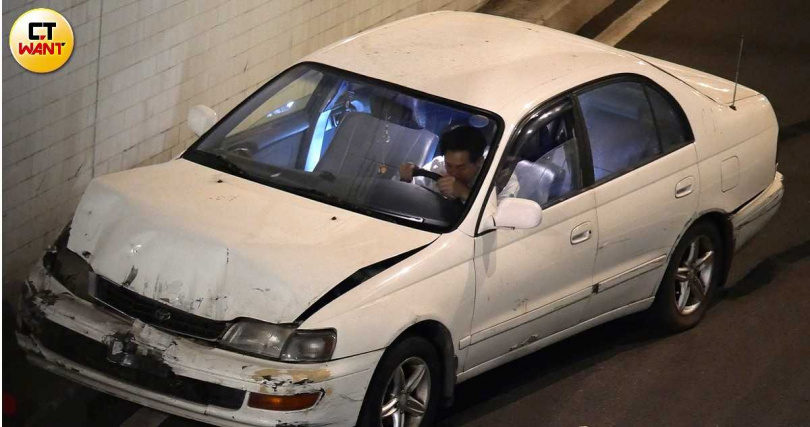 道具車外觀遭受嚴重撞擊,看來是拍與車禍有關的劇情。(圖/本刊攝影組)