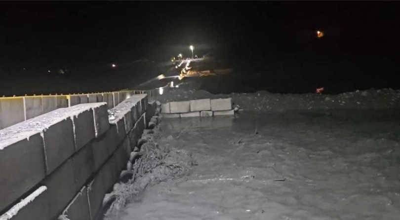 花蓮馬太鞍溪堰塞湖溢流口下方今天形成新的小堰塞湖,並在晚間近9時開始溢流,致下游水勢變得又快又急。(圖/警方提供)