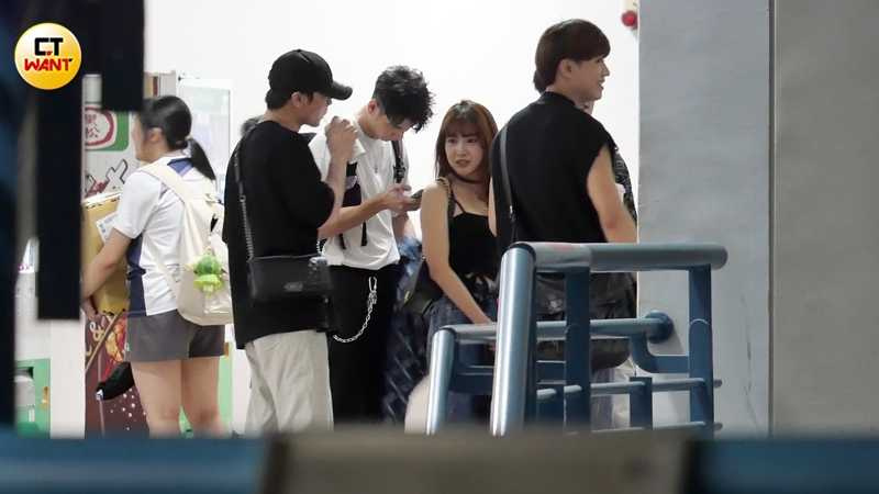 古曜威等人到場，馮晨軒開車載他們前往KTV歡唱。（圖／本刊攝影組）