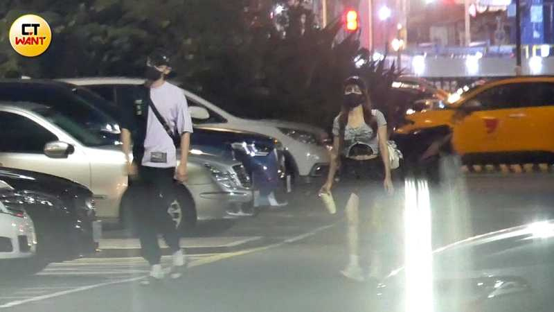 馮晨軒和孟潔在三創美食街用餐結束後牽車離開，結束一日的約會行程。（圖／本刊攝影組）