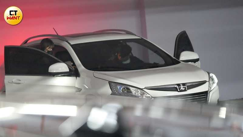 三小時後，孟潔與馮晨軒一同離去，開車返回位於新店的住宅。（圖／本刊攝影組）