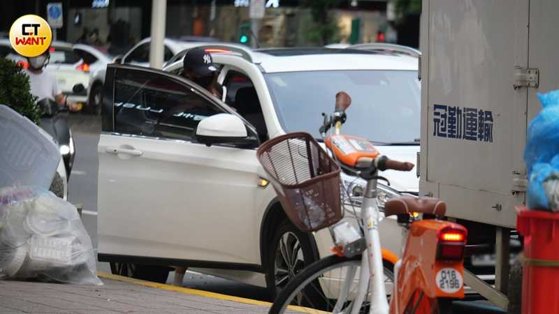 逛完街馮晨軒開車送孟潔到髮廊。（圖／本刊攝影組）