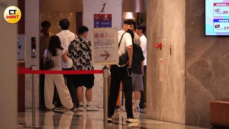 馮晨軒趕回KTV與孟潔和其他人碰頭。（圖／本刊攝影組）