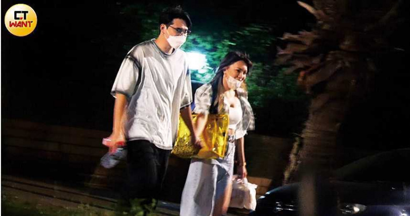 2021年本刊曾直擊小優與一名高壯男現身台北市西門町，兩人互動親密，還隱約聽到她稱呼對方「老公」。（圖／本刊攝影組）