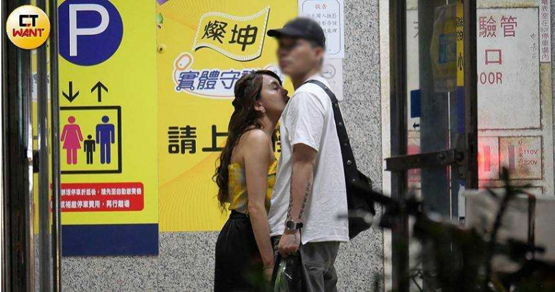 去年8月本刊又目擊小優身邊出現新男伴，小優小鳥依人地倒在男子胸膛上。（圖／本刊攝影組）