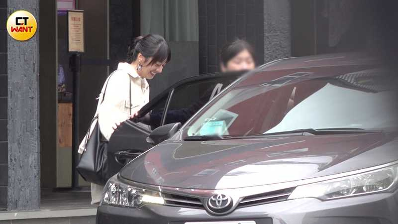 林毓家揮手道別後，許莉廷才在上車前笑了出來。（圖／本刊攝影組）