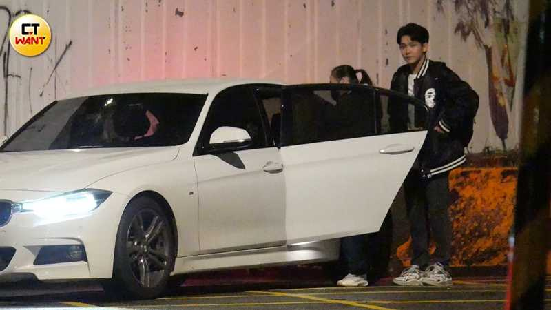 林毓家與媽媽一同坐車離開。（圖／本刊攝影組）