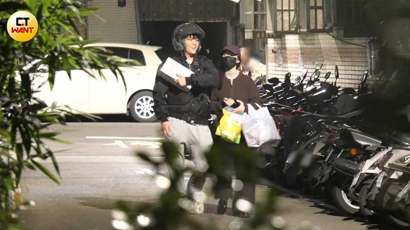 兩人手上滿滿戰利品，跟在林媽媽後面，看起來非常開心並肩走回林家。（圖／本刊攝影組）