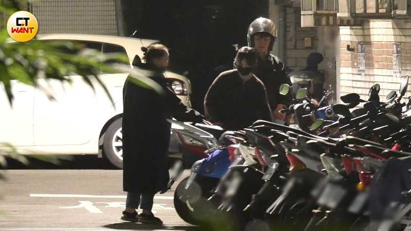 返家時林毓家的媽媽剛好也跟著騎車回來，並與許莉廷有不少互動。（圖／本刊攝影組）