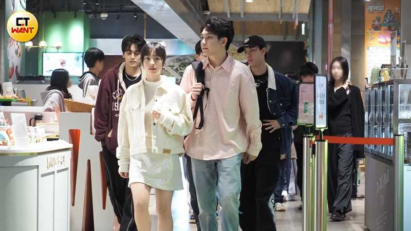 林毓家與許莉廷各自回經紀公司，晚間才又到特映會現場，特映會結束後與導演黃鈺婷、盧佾暘及黃氏兄弟等人拍照。（圖／本刊攝影組）