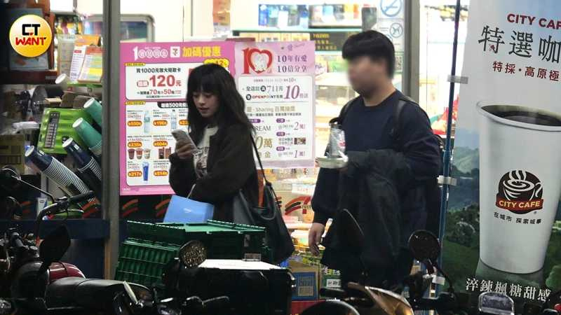 許莉廷在同事陪同下到便利商店買食物，在巷子觀察一下後才回家。（圖／本刊攝影組）